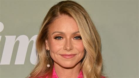 Lives Kelly Ripa ‘tries Not To Flash Audience As Wardrobe Worries