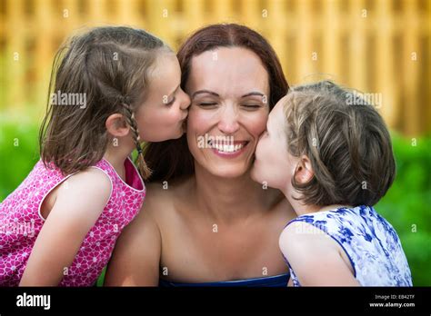 baiser sur la joue enfants banque de photographies et d images à haute résolution alamy