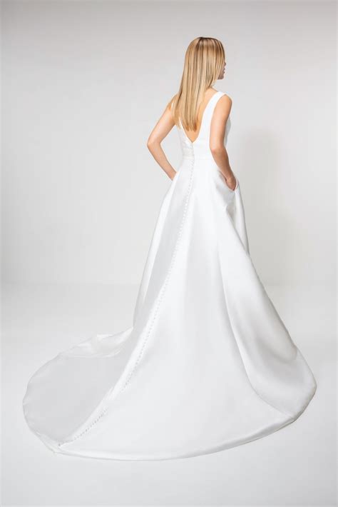Zauberhafte klassiker so schön wie nie. Satin-Brautkleid mit U-Boot-Ausschnitt | Weise | braut.de