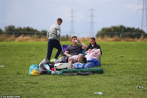 Ocean Of Tents And Plastic Trash Remain After Revellers Leave Leeds Festival Daily Mail Online