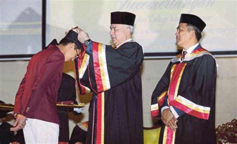 Perak sultan nazrin muizzuddin shah, who was acting king while muhammad v was on medical leave, will continue as acting king before a new monarch is selected by the council of rulers, the straits times reports. Sultan Nazrin presents awards to MCKK achievers | New ...