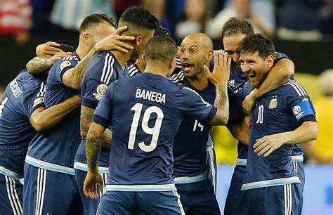 1 day ago · con su triplete a bolivia, lionel messi sumó 79 goles con argentina, sin embargo, ante perú no le fue tan bien. Con 55 goles Messi es el máximo goleador de la selección ...