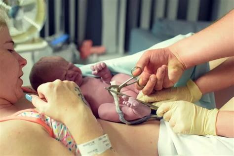 Every Moment Of Childbirth Captured In Raw And Emotional Photographs