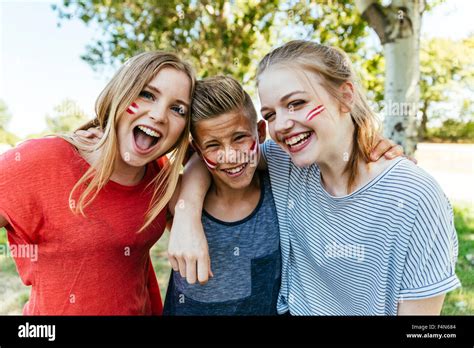 Austria Tres Adolescentes Con Colores Nacionales Pintados En Sus Mejillas Celebrando Juntos