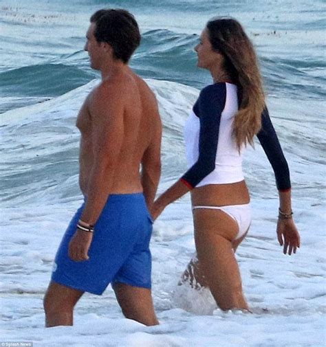 Newly Single Elle Macpherson Shows Off Beach Bod In Mexico Daily Mail Online
