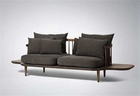 Dieser couchtisch aus hochwertigem holz ist auf langlebigkeit ausgelegt. Fly Sofa mit Ablage von &Tradition | STYLEPARK