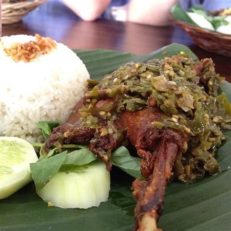 Akan tetapi, beberapa orang juga menyukainya ketika direbus untuk dimakan sebagai sandingan sayuran lain dalam urap dan pecel. 10 Restoran Di Jakarta Dengan Sambal Paling MANTAP!