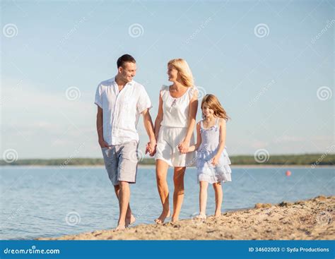 Familia Feliz En La Playa Imagen De Archivo Imagen De Padre 34602003