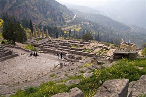 Templo De Apolo En Delfos Ser Turista
