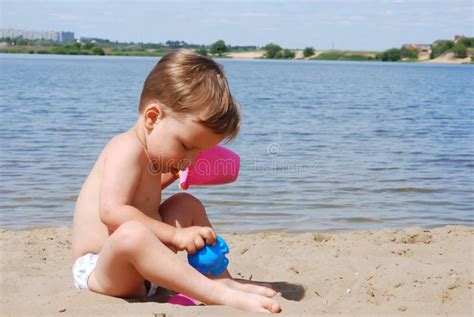 Rapaz Pequeno Que Joga Na Praia Imagem De Stock Imagem De Povos
