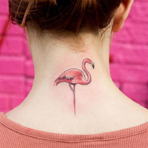 Hay para todo tipo de gustos, sólo será necesario que busques el diseño que mejor se adapte a tu actitud y tendrás el tattoo de tus sueños. 1001 + ideas sobre tatuajes en la nuca para mujeres
