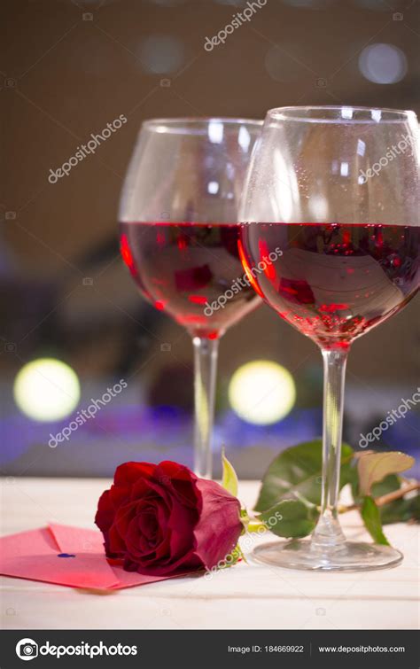 Un vino rosso strutturato presenta tutte quelle qualità che mancano ai vini rossi giovani. Due bicchieri di vino rosso con una rosa rossa - Foto ...