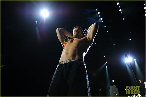 Dan Reynolds Shows Off Eight Pack While Going Shirtless During Imagine Dragons Show Photo