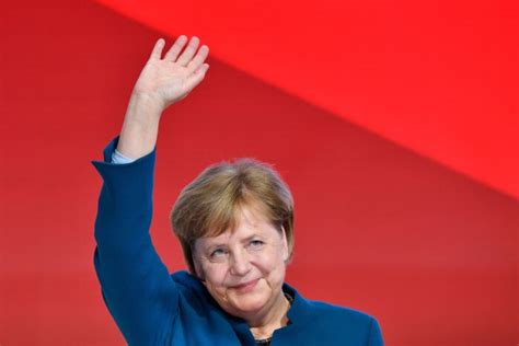 Partifæller Sagde Farvel Til Angela Merkel Ved At Klappe I Ti Minutter