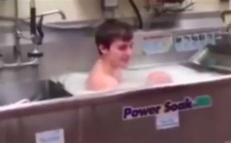 Wendy’s Employees Fired After Someone Took A Bath In The Sink 12 Tomatoes