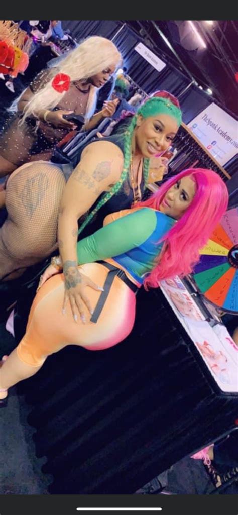 Tw Pornstars Sarah Mirabelli Twitter Chicago Exxxotica Convention With Monroesweets This