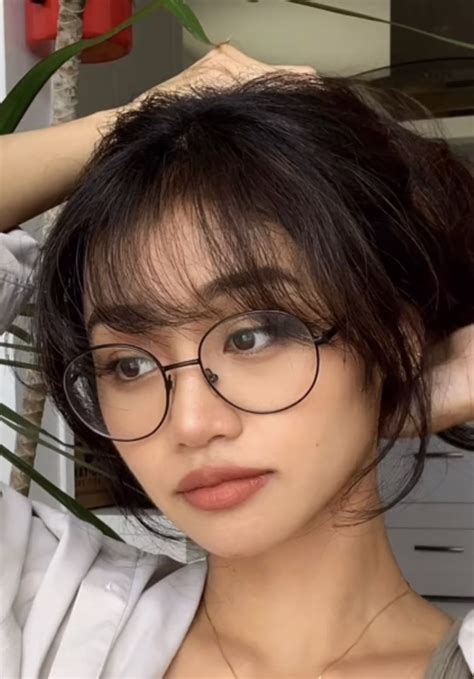 Bangs And Glasses Glasses For Round Faces People With Glasses Hairstyles With Glasses Short