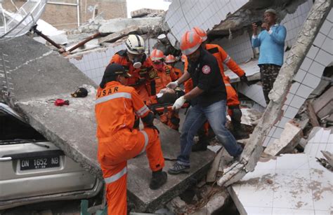 Over 800 Dead In Indonesia Quake And Tsunami Toll May Rise The Columbian