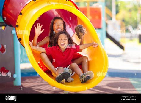 Niños En El Parque Infantil Los Niños Juegan Al Aire Libre En El