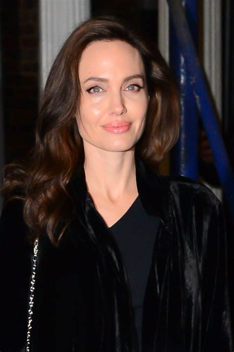 Angelina Jolie Y Sus Jeans De Mezclilla Acampanados Ideales Para Verano