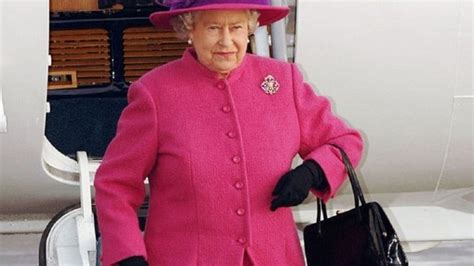 Foto Kode Rahasia Ratu Elizabeth Ii Melalui Gerakan Tasnya Apa Saja