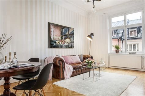So können sie, falls sie es mögen, ihr wohnzimmer immer den jahreszeiten entsprechend dekorieren, denn blau ist eine «dankbare» kombinationsfarbe. Schöne Tapeten fürs Wohnzimmer - von scandi bis eklektisch