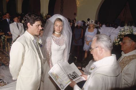 Ils ont choisi de rendre cette information publique de manière exceptionnelle car leur priorité depuis plusieurs mois, la presse people évoquait la séparation du couple. Marc Lavoine et Sarah Poniatowski: retour en images sur ...