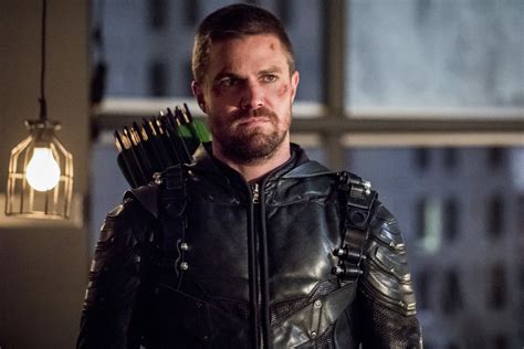 Arrow Reveals Oliver Queen Dies In Crisis On Infinite Earths In Season 7 Finale Tv Guide