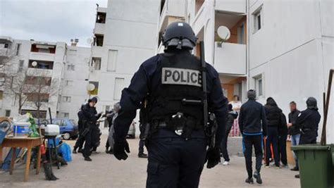Marseille un policier roué de coups par 4 jeunes identifie l un de
