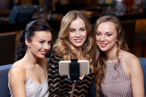 Femmes Avec Le Smartphone Prenant Le Selfie Au Restaurant Image Stock Image Du Photo Fête
