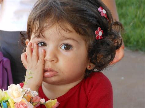 Bebé Niño Niña Niño Jugando Mujer Hija Mano En La Cara Cara Del Niño Indignación Flor