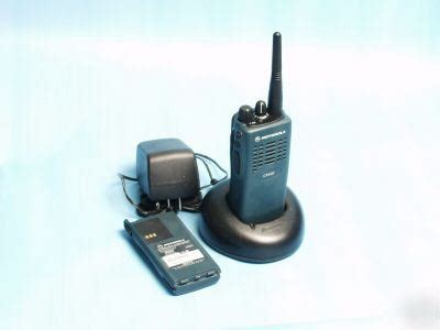 Motorola CT250 uhf handi talki w charger ant and 2 bats
