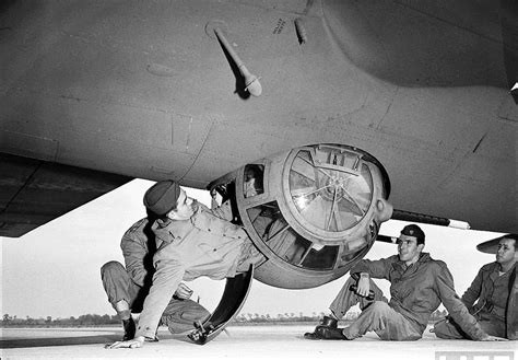 The Tight Fit In A B 17 Ball Turret Wwiipics