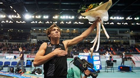 Armand mondo duplantis, born in louisiana in 1999, has long been pegged as the one to watch in born to an american pole vaulter father and swedish long jumper mother, duplantis opted to. Duplantis laureatem prestiżowej nagrody sportowej - Polsat ...