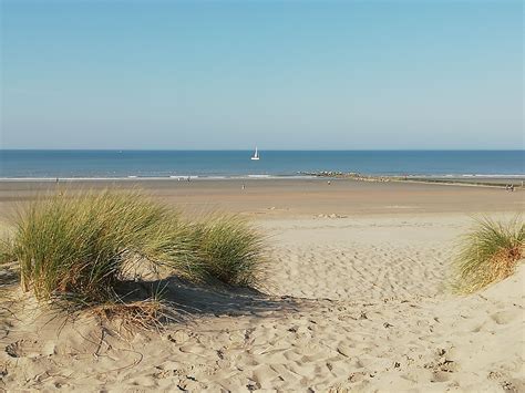Hier könnt ihr an den 2000 liegeplätzen des jachtclubs entlang spazieren und euch die schönen schiffe ansehen. Nieuwpoort Belgium