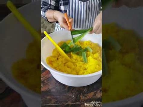 Bahannya 500gr ayam 700ml santan kental 1 batang serai 1 ruas lengkuas 2. Cara Masak Pulut Kuning Che Nom