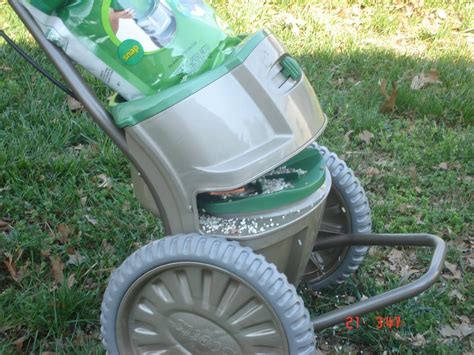 Do you want to take care of your lawn yourself? Scotts Snap Lawn Care System Snap Spreader Review - The Gadgeteer