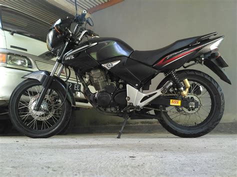 Buat referensi modifikasi teman teman. SETENGAH KOPLING: Honda Tiger Revo pasang velg R17 jari-jari