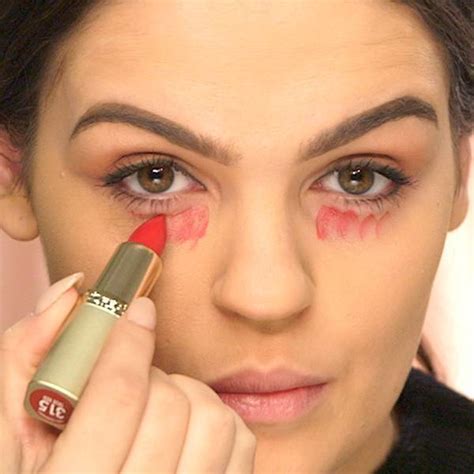 how to conceal dark undereye circles with red lipstick