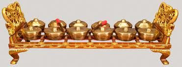 Gamelan adalah sebuah musik ensambel tradisional demung meruakan alat musik gamelan yang termasuk dalam keluarga balungan, seperti saron. JAVA ETNICA: Javanese Gamelan