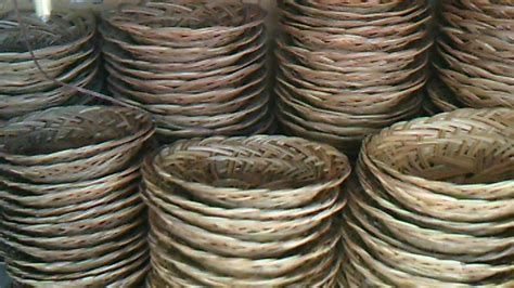 Daun kelapa sering dibuat kerajinan tangan yang sangat menarik seperti tikar, sebuah, tikar, bakul, anyaman dan lain sebagainya. sentra kerajinan ANYAMAN LIDI KELAPA - karya mandiri ...
