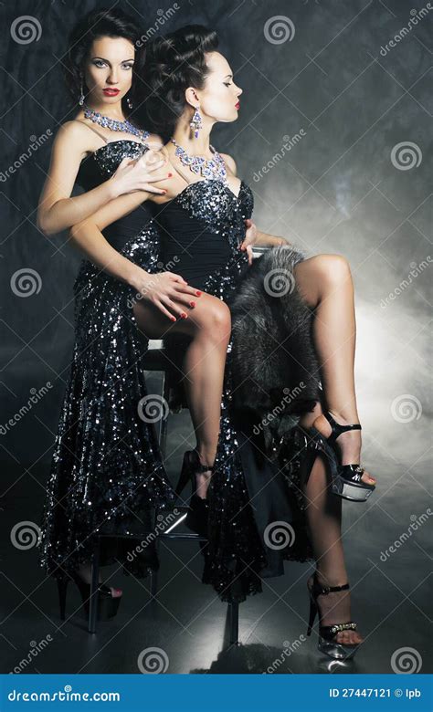 Femmes De Flirt De Couples Homosexuels Dans Des Poses Rotiques Image