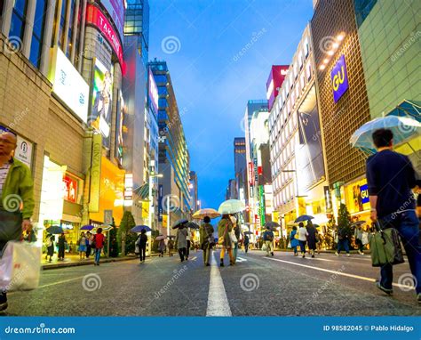 Tokio Japonia 28 2017 Jun Niezidentyfikowani Ludzie Chodzi W Ulicie