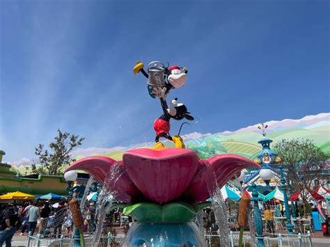 Photos Centoonial Park Fountain Opens To Guests In Mickeys Toontown
