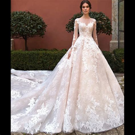 Custom Made New Design Lace Long Train Ball Gown Wedding Dress With