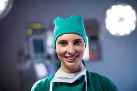 Premium Photo Portrait Of Female Surgeon Smiling In A Operating Room