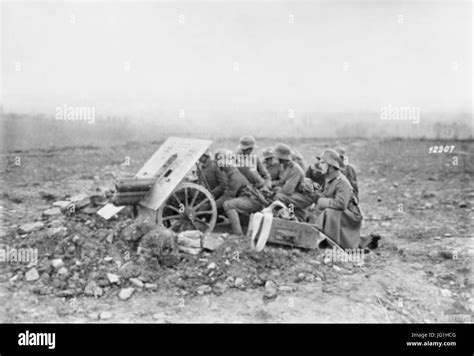 German Anti Tank Gun 26 Crew October 1918 Awm H13453 Stock Photo Alamy