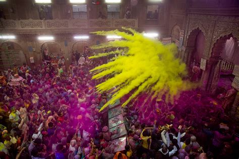 A Feast Of Spectacular Colour As Hindus Celebrate Holi Al Jazeera