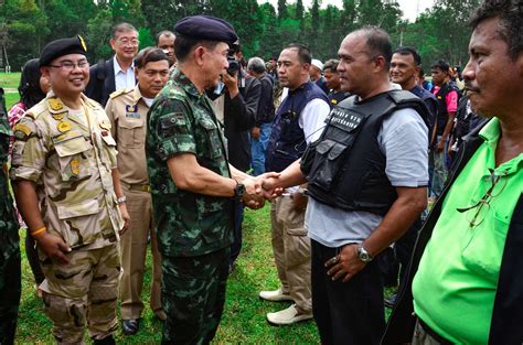 Ini adalah kerana kerajaan tempatan turut diberi keistimewaan di dalam pembuatan. ความจริงจากจังหวัดชายแดนใต้: Kerajaan telah pengedaran ...