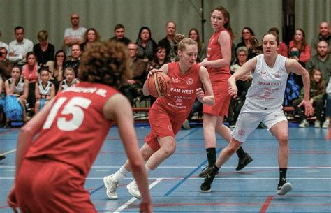 From belgium to france, sweden, australia or spain, julie vanloo is really one of belgium's finest basketball talents. Belgian Cat Julie Vanloo speelt galamatch in sporthal ...